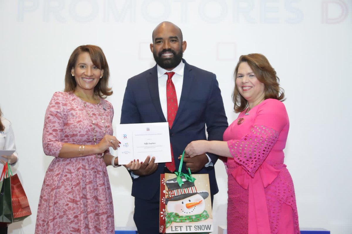 InapRD's tweet photo. Viceministra del @MinpreRD , Dra. Zoraima Cuello y la Directora del @InapRD , Dra. Celenia Vidal reconocen a promotores e instituciones destacadas en el proyecto @RepDigitalDO quienes han sumado y dado a conocer de forma activa la #TransformacionDigital de la adm. pública. https://t.co/VUVb2Td7ko