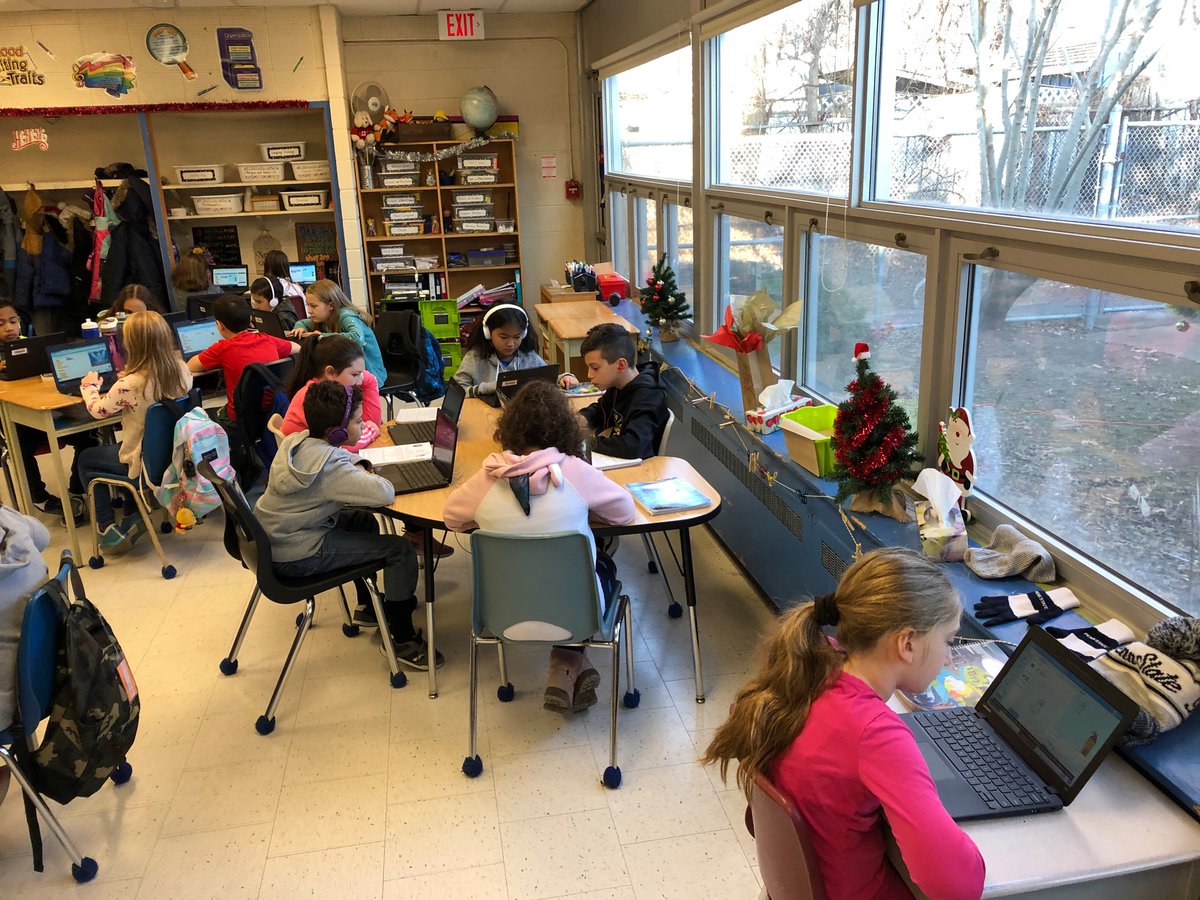 MrsOhinski's tweet photo. Today we are taking part in Hour of Code! Our grade 4’s and 5’s are rocking this coding and working together to learn new things! Way to go! @StJosephDPCDSB @DPTechTeam #HourofCode2019  @CinBell24 https://t.co/l2SNuMlFXq