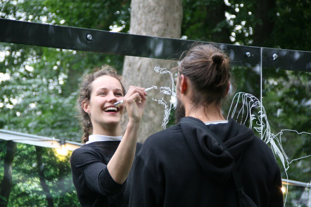 Live tekenaar | Dit weekend komt Iris Bakker live tekenen bij de tentoonstelling ‘Het leven getekend’! Dus ben je benieuwd naar de aanpak van een professional? Kom dan naar één van onze ‘Tekendagen’ op 14, 15, 21 en 22 december.

krollermuller.nl/live-tekenaar-…