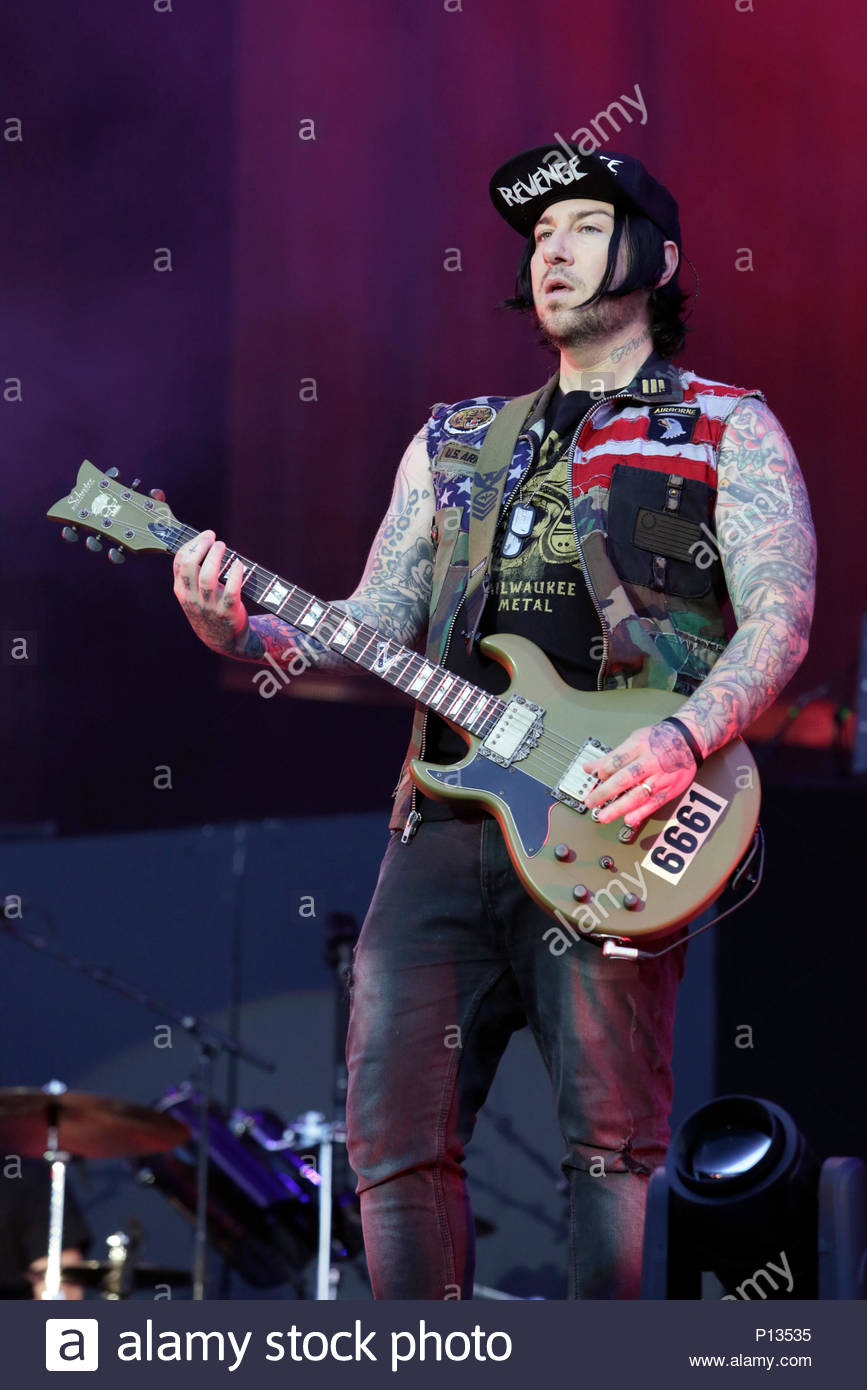 Happy birthday Zacky Vengeance. Keep hitting that notes. 