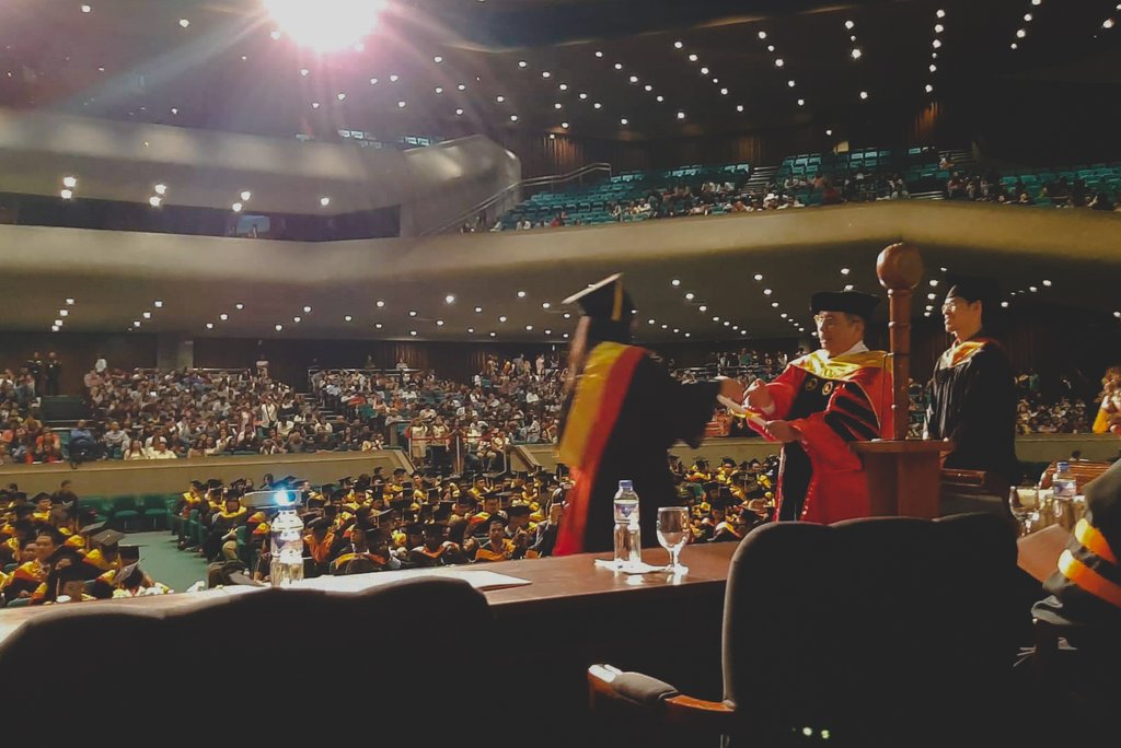 sheesavin's tweet photo. 12/12/19: Stage angle with Dr. Vea and Dean Ballado. 💙🎓

📸: Dean Mylen Aala-Capuno 💙 https://t.co/W5oMKXdB12