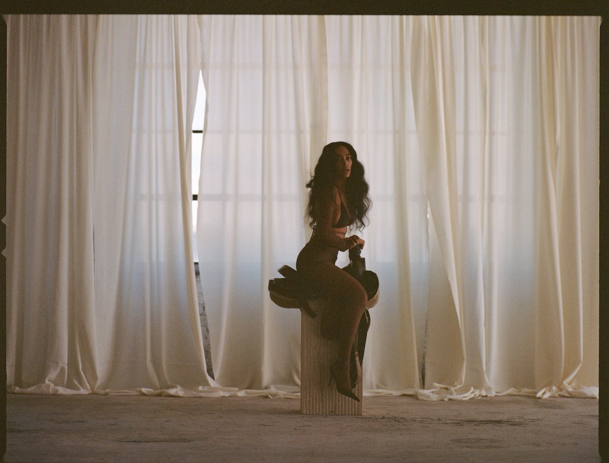 Релейшеншип гоалс. Be naked when i get home бар москва. She when i got home. She when i got home. Человек обернулся.