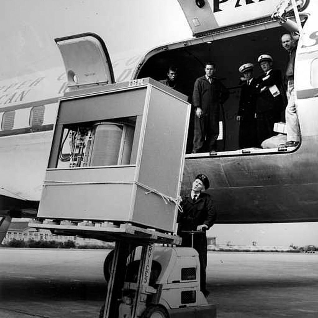 hashnode's tweet image. The first-ever HDD, made in 1979, was HUUGE!
They had to use a forklift to lift it up. ⠀
Yet, it had 5 MB memory only 😄 ⠀
⠀
#hashnode #programming #programminghistory #hdd #DevLife #100DaysOfCode #301DaysOfCode