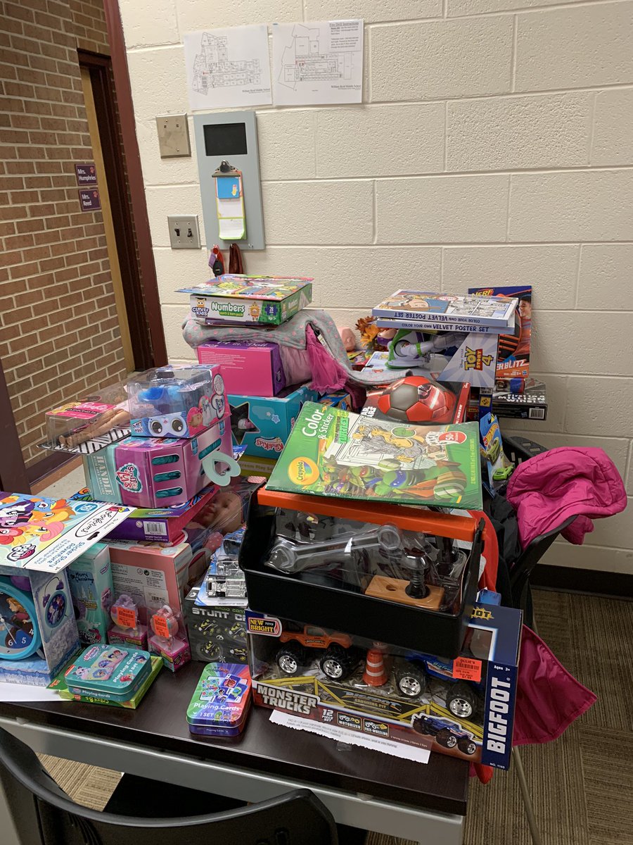 teachnainteasy's tweet photo. So excited that our school gets to bless multiple kids in the area! 💙 @WBMS5 @wbmsybook @wbmssca https://t.co/F7j3DODoaJ