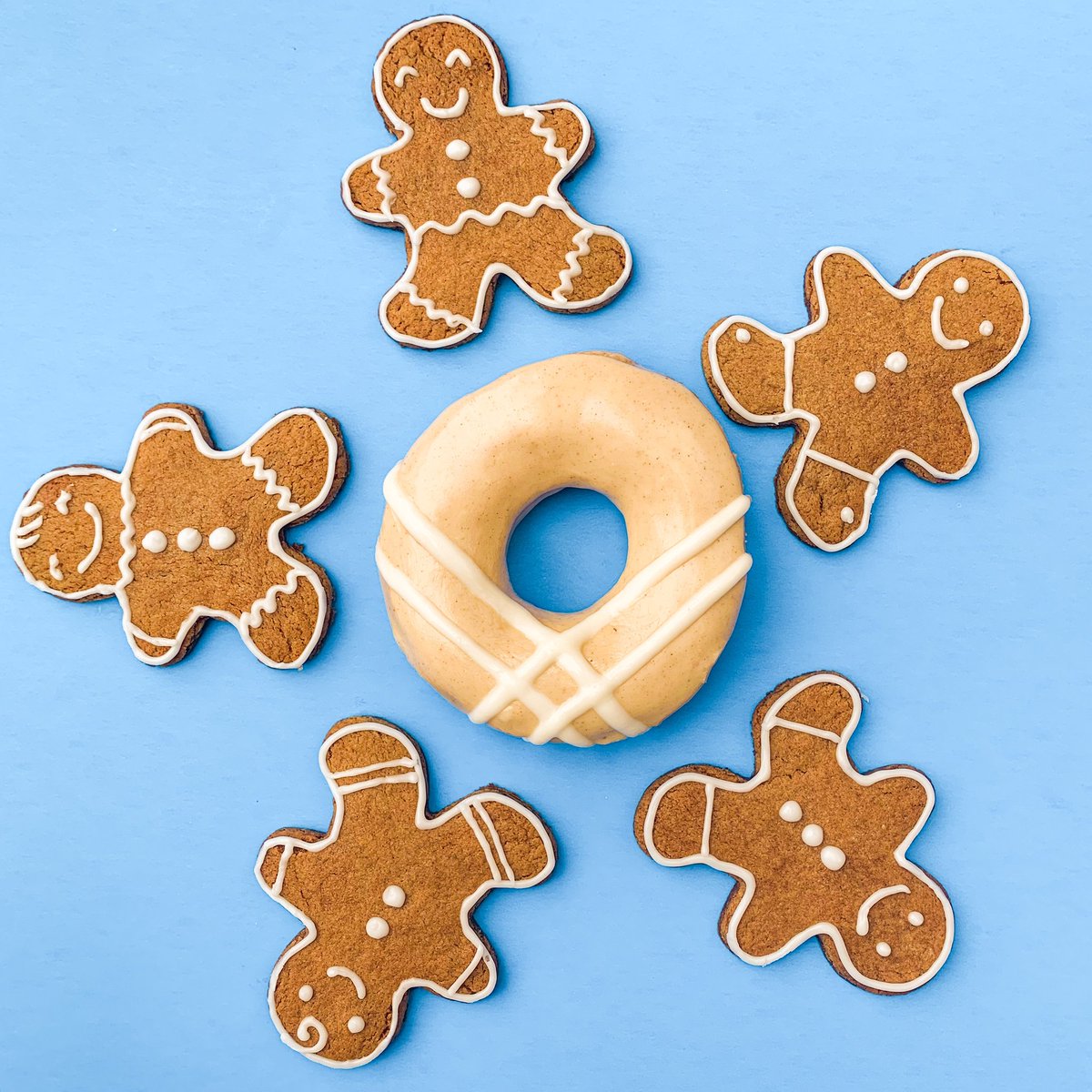 letroudebeigne's tweet photo. NOUVELLE SAVEUR! Notre beigne au pain d'épice &amp; lait de poule est maintenant disponible dans @petiteitalie &amp; @lecentralmtl !
***
NEW FLAVOUR! Our gingerbread &amp; Eggnog doughnut is now available on St Zotique &amp; at Le Central!

#holidayflavor 
#gingerbread 
#eggnog https://t.co/Iht4uM2S7a