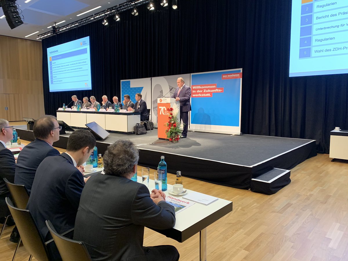 ZDH_news's tweet photo. #Wollseifer: „Wir brauchen eine Entlastungsoffensive, v.a. für Ausbildungsbetriebe. Denn wer ausbildet, der übernimmt nicht nur Verantwortung. Wertschätzung muss man auch finanziell spüren.“ #DHT2019 https://t.co/zim78Ez79M