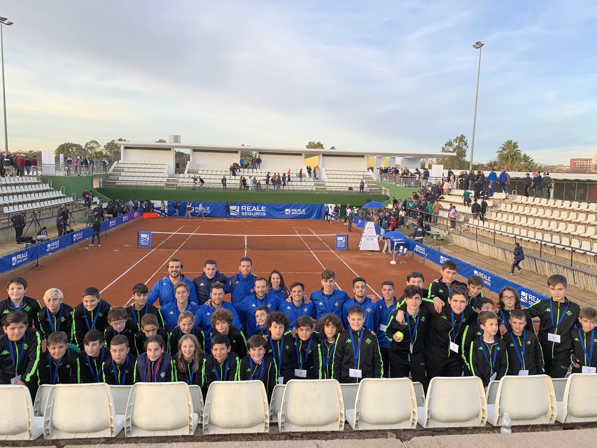 BetisAcademy's tweet photo. 😀 Que gran día hemos pasado viendo el partido de tenis 🎾 entre @joaquinarte @MarcBartra @DavidFerrer87 y @juankiferri organizado por @Reale_Seguros y @RealBetis 💚 https://t.co/ziqY057Sqi