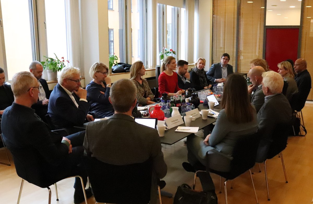 Danske Professionshøjskoler (@danskeprof) on Twitter photo Tak til <a href="/AneHalsboe/">Ane Halsboe</a> for god dialog i dag med vores formænd og rektorer om vigtigheden af stærke velfærdsuddannelser for udviklingen af hele Danmark, om at tage hånd om og blive klogere på unges mistrivsel og meget andet. Vi fik gode input og ser frem t videre samarbejde #uddpol Tak til <a href="/AneHalsboe/">Ane Halsboe</a> for god dialog i dag med vores formænd og rektorer om vigtigheden af stærke velfærdsuddannelser for udviklingen af hele Danmark, om at tage hånd om og blive klogere på unges mistrivsel og meget andet. Vi fik gode input og ser frem t videre samarbejde #uddpol