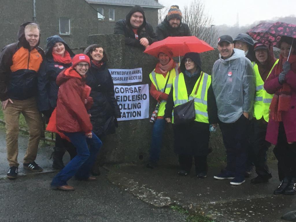 mhdurie's tweet image. It's raining, it's pouring and we're having a ball getting out the vote for Labour 🌹#labourdoorstep #GE2019