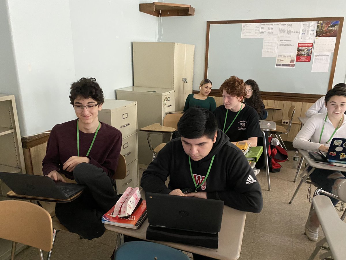 MsMonty207's tweet image. What’s more current than Computer Science Week? Mr. Panepinto’s Modern World Affairs classes diving into the hour of code! #WeeCode @WeehawkenTSD @bcalligy