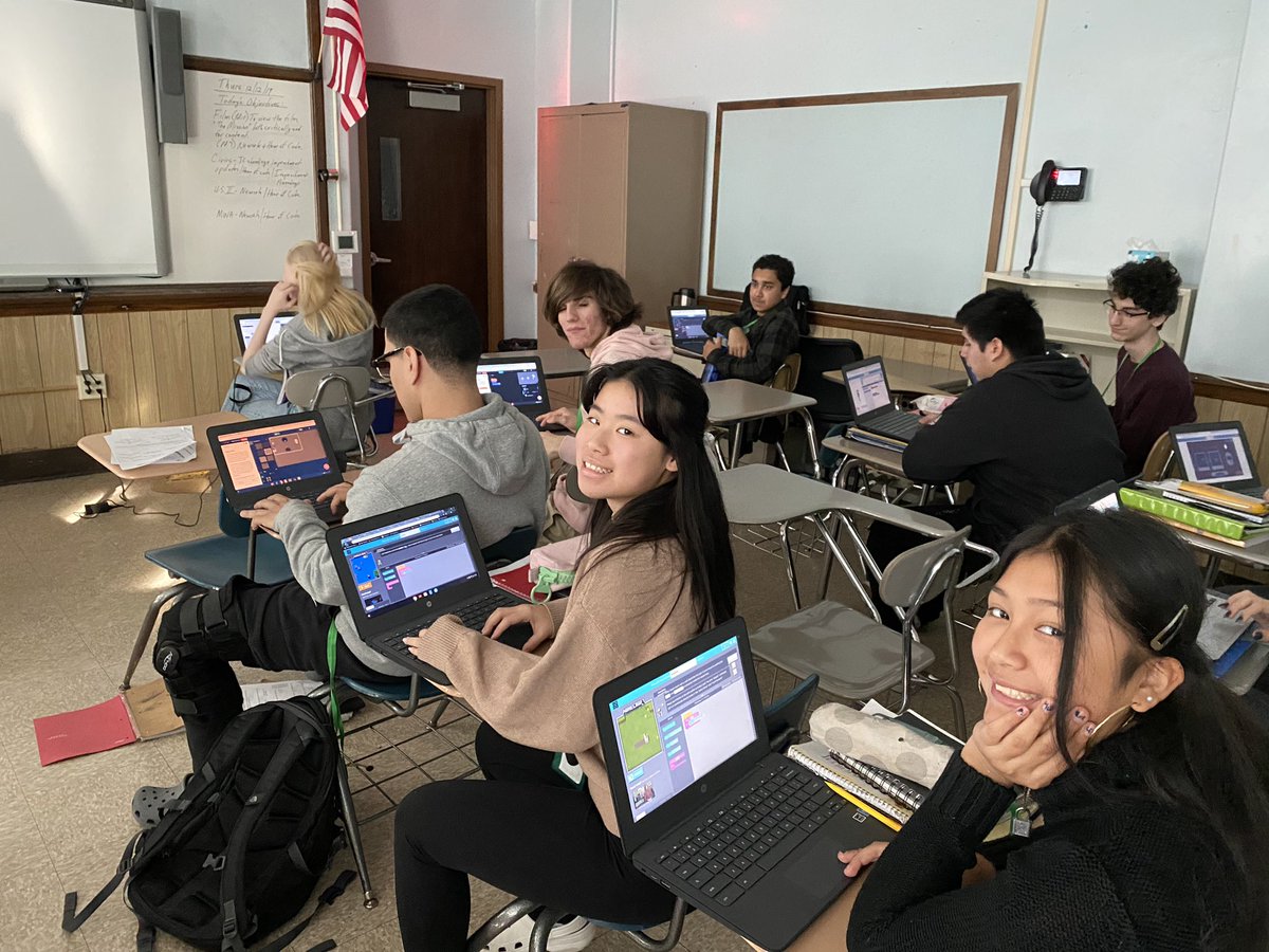 MsMonty207's tweet image. What’s more current than Computer Science Week? Mr. Panepinto’s Modern World Affairs classes diving into the hour of code! #WeeCode @WeehawkenTSD @bcalligy