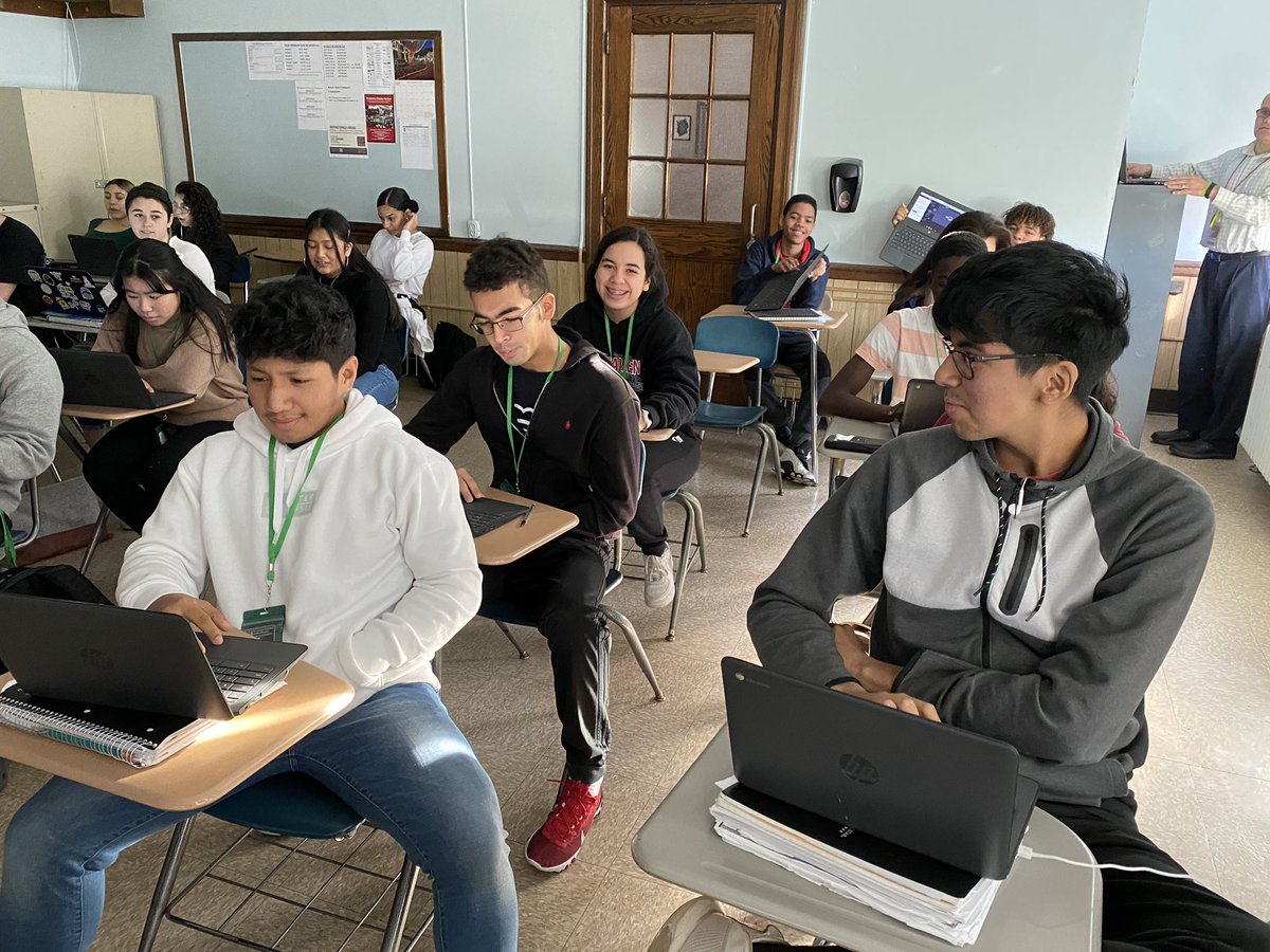 MsMonty207's tweet image. What’s more current than Computer Science Week? Mr. Panepinto’s Modern World Affairs classes diving into the hour of code! #WeeCode @WeehawkenTSD @bcalligy