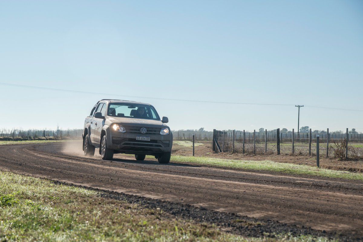 LaPasteleraAgro's tweet photo. A toda la potencia de nuestro programa le sumamos la potencia de la nueva @VWAmarokArg #V6 
Ya estás escuchando a @JorgelinaTraut 🎙️ @MarceloPintoOK🎙️ con la producción de @vencejavier en #ColoniaAgropecuaria por el aire de @Coloniaam550 📻
Sintonizanos hasta las 14hs! https://t.co/bU9o2jJ89s