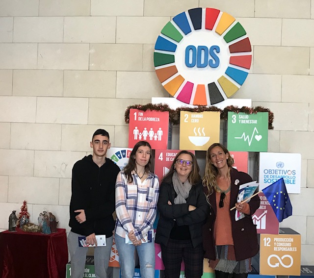 EuropeDirectRMu's tweet photo. #ConexiónEuropa @MuryciaORM Teresa viene con Blanca, profesora @ColeBuen_Pastor #Murcia, acompañada de Pedro y Andrea. Nos dan detalles de @EflErasmus, #ErasmusPlus @Erasmus_Project @EUErasmusPlus @sepie en el que están inmersos y de otros proyectos más 👏https://t.co/0wYmhVjNzV https://t.co/ZSysyl91kl