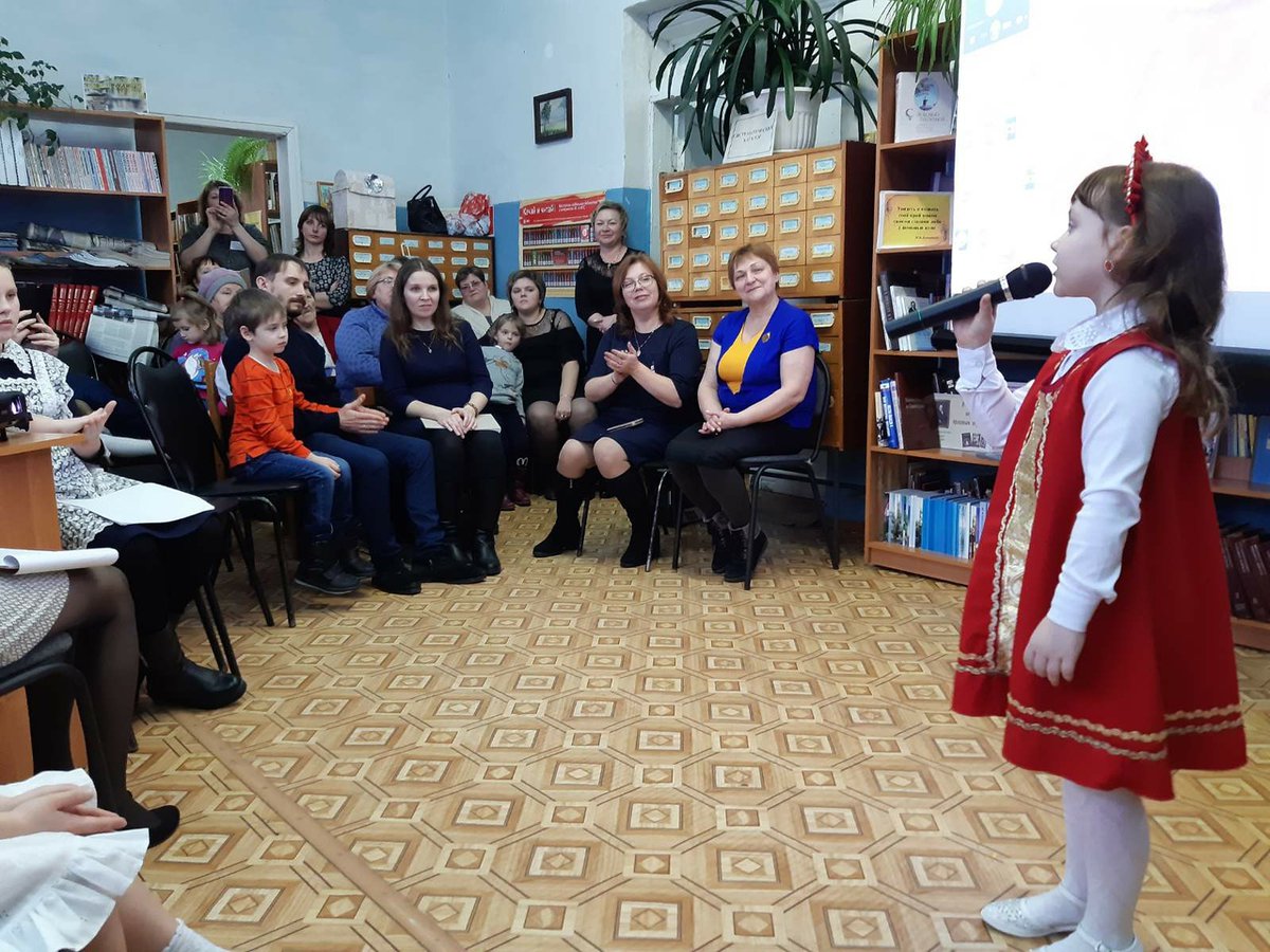 В библиотеке в  рамках областного агитпоезда "За здоровый образ жизни и здоровую счастливую семью"  состоялась семейная галерея "Жизнь замечательных семей".