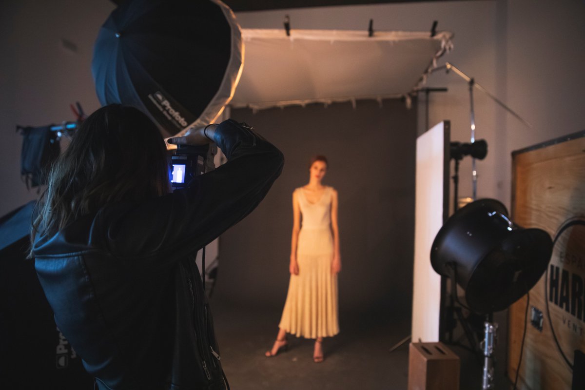 ¿Si sientes algo especial cada vez que tienes una cámara entre tus manos, por qué no estudias lo que de verdad te gusta?

Plazo de inscripción para nuestra convocatoria de febrero ya disponible.

#fotografosespañoles #estudiarfotografia