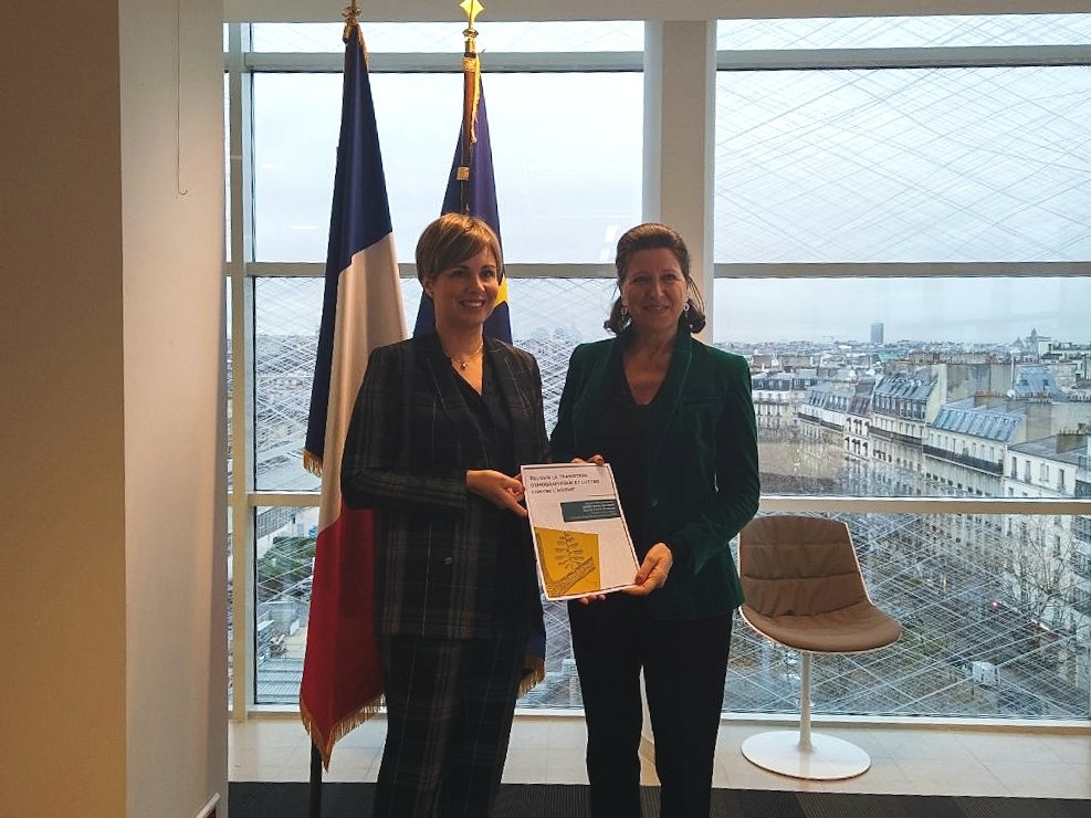 audreydufeu's tweet photo. Après 6 mois de travail auprès des personnes âgées et des acteurs du vieillissement, je remets mon rapport pour "Réussir la transition démographique et lutter contre l'âgisme" à @agnesbuzyn https://t.co/AOdzH7iRvy