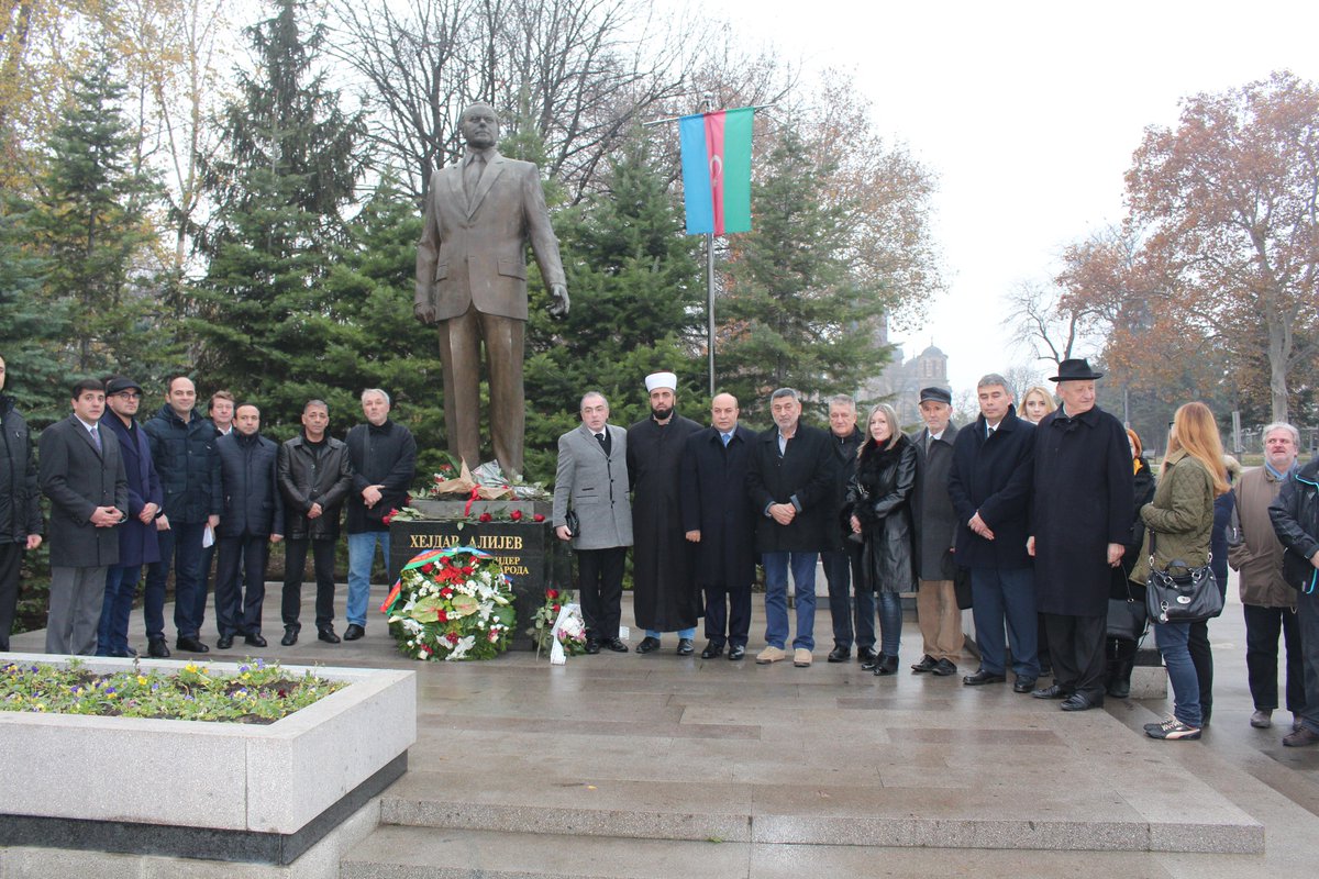 azembassySerbia's tweet photo. #Azərbaycan xalqının ümummilli lideri #HeydərƏliyev in vəfatının 16-cı ildönümü ilə əlaqədar Serbiyada anım mərasimi keçirilib

https://t.co/jJ7fyCsoZd https://t.co/Fb2N7dYydl