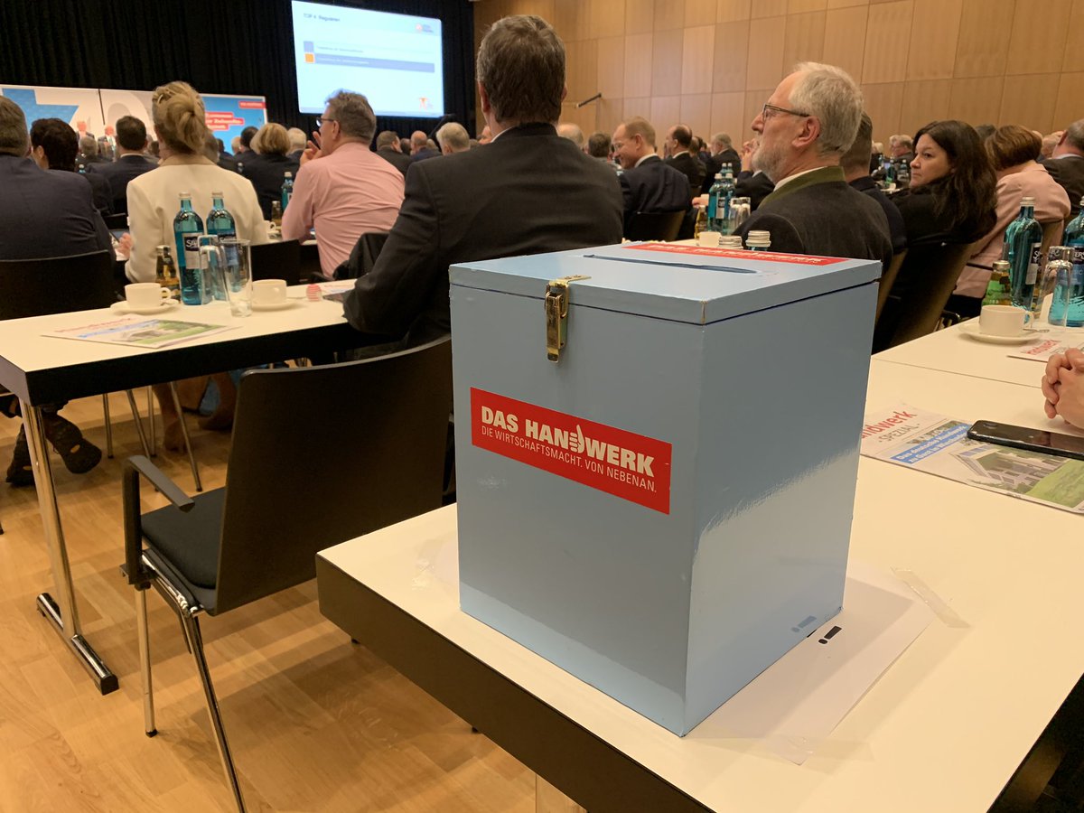 ZDH_news's tweet photo. ...und jetzt folgt die Wahl des ZDH-Präsidenten! #DHT2019 https://t.co/qvzrKOcnEF