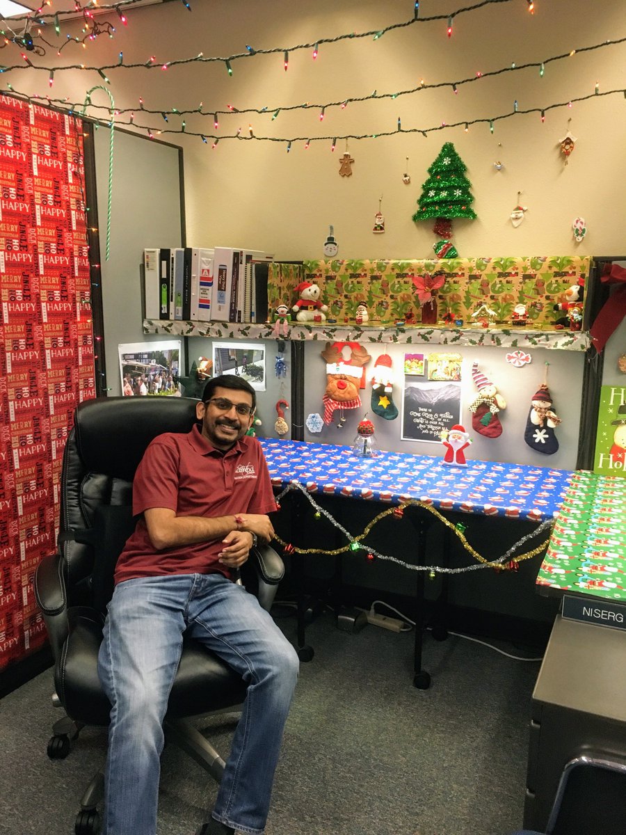 Shew1986's tweet photo. Me and my Cubicle Christmas Decorations! #Cubiclelife https://t.co/4sCbXSNgym