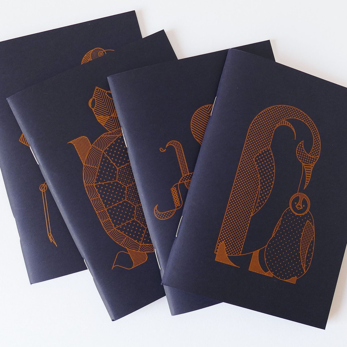 dansletransat's tweet photo. Encore une chouette idée de cadeau à mettre sous le sapin 🌲🎁
 📚Découvrez Langoustine, à l'unité ou par lot de 4, les carnets utiles et pratiques à offrir pour Noël ! 🎅  

Découvrez les carnets ici  👉 https://t.co/R8yFSNfRBu https://t.co/6x19qgdoLG