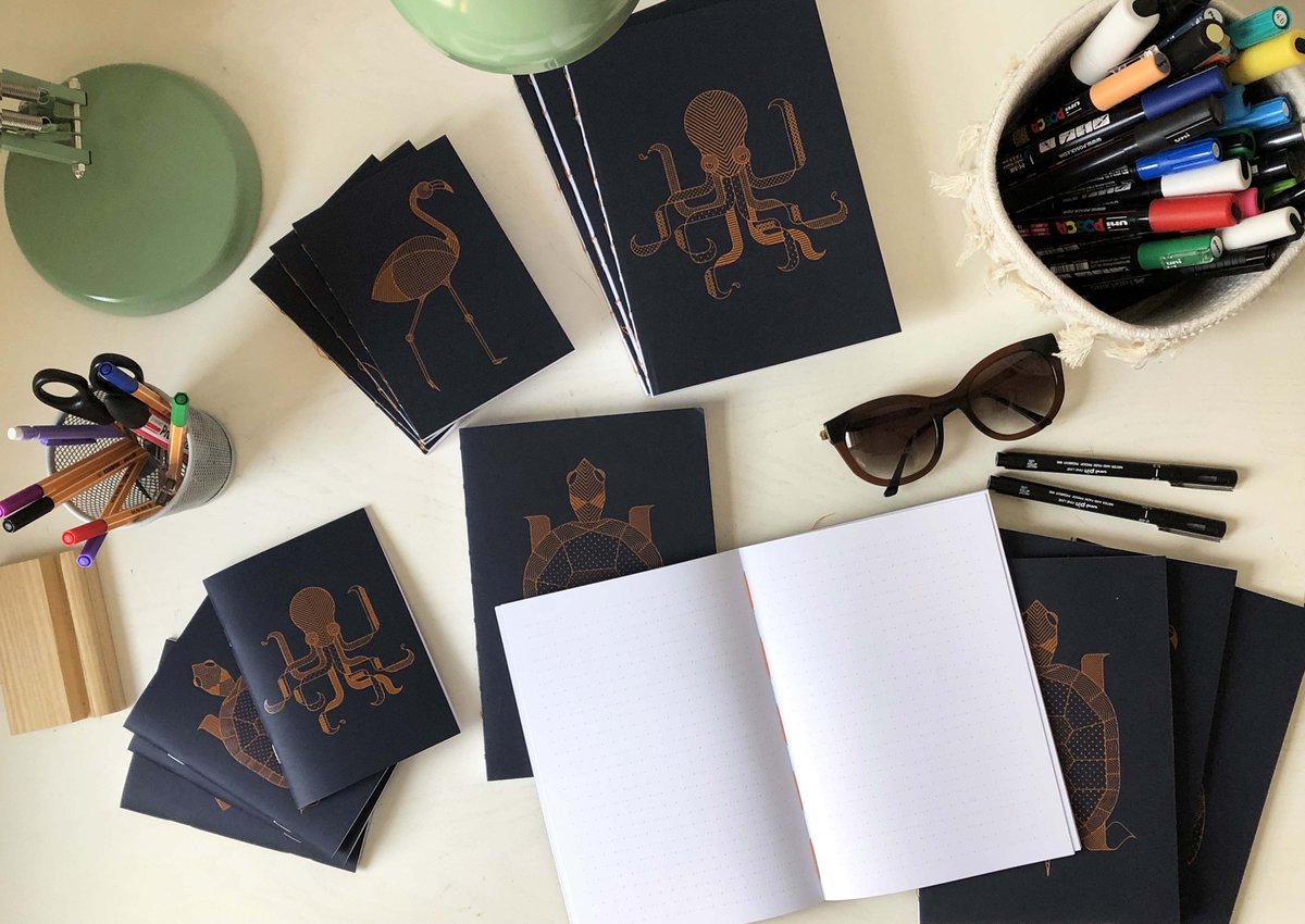 dansletransat's tweet photo. Encore une chouette idée de cadeau à mettre sous le sapin 🌲🎁
 📚Découvrez Langoustine, à l'unité ou par lot de 4, les carnets utiles et pratiques à offrir pour Noël ! 🎅  

Découvrez les carnets ici  👉 https://t.co/R8yFSNfRBu https://t.co/6x19qgdoLG
