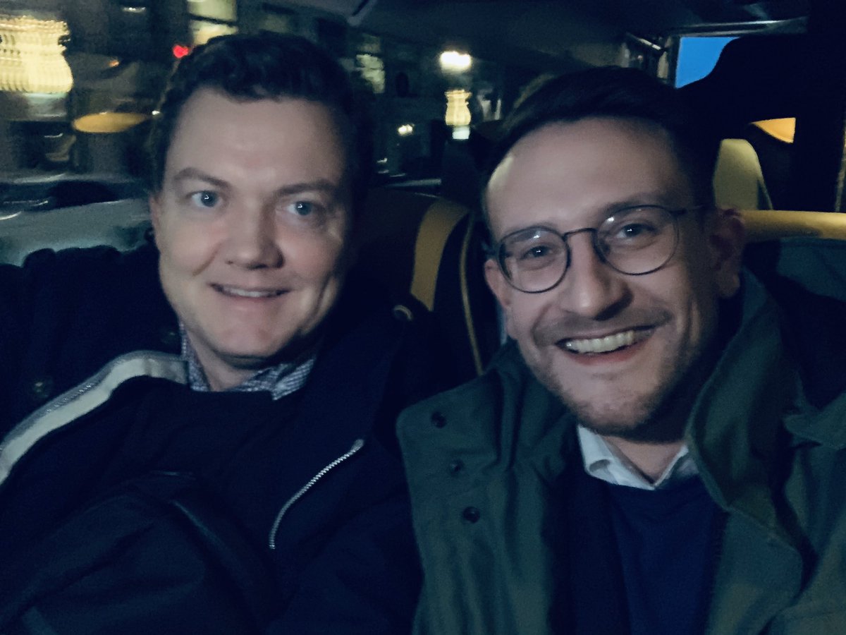 Patrick_Bron's tweet photo. Zu meiner Zeit bei der @cdu_thueringen waren es immer schöne Telefonate mit @warrings. Nun sind wir auf dem Weg zur gemeinsamen Weihnachtsfeier und arbeiten auf der selben Seite ✌️ So schnell geht es 😎 Herzlich willkommen! #teamKAH #xmasunterdrei https://t.co/hJBYW2urvn