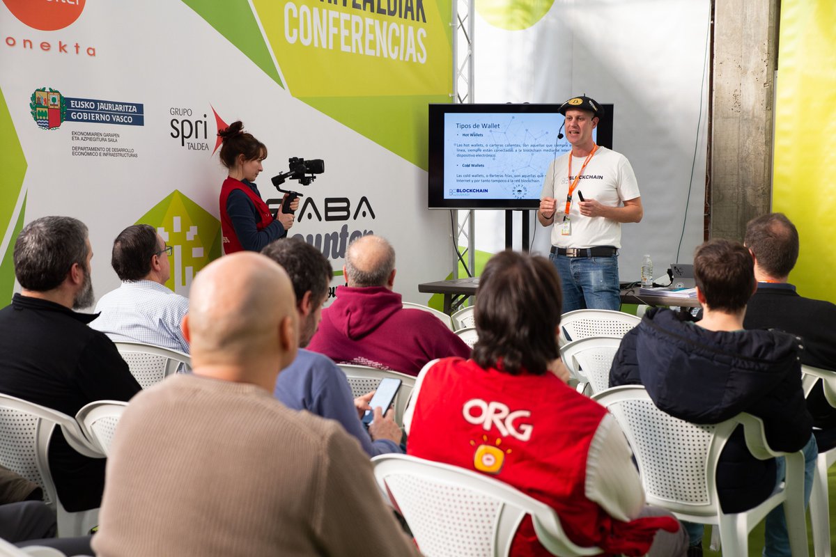 euskalencounter's tweet photo. Aquí os dejamos un enlace con un montón de fotos de la #AE06, por si queréis echar un vistazo. Si veis a alguien conocido, ya sabéis... (etiquetadnos también que nos gusta el cotilleo) 😝

https://t.co/pwhbbgnUnW https://t.co/S4JMsti1Ou