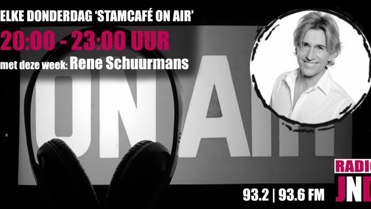 Vanavond tussen 20.00 en 22.00 uur ben ik te gast in de studio, tijdens het Stamcafé On Air. Ruud, Danny en Johan vragen hem het hemd van het lijf en we gaan het natuurlijk hebben over zijn nieuwe kerstsingle ‘Een Vrolijk Kerstfeest’, die vrijdag 13 december gereleased wordt.