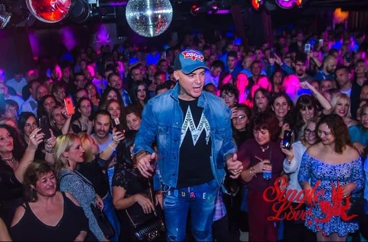 DavidAlonsoJim1's tweet photo. La pag oficial de @SalaSingleLove Lo dice todo 😍 Mi tete @diniogarcia lo revento el pasado sabado en el bolo. Lo pasamos Genial ❤️ ❤️ Aforo Completo #Somospocosperolocos #revientasalas #singlelove #Mostoles https://t.co/G2qwAiyyV2