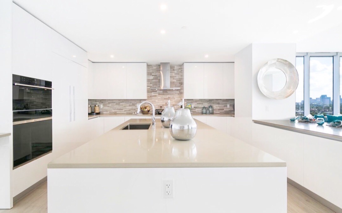 Gather around and entertain 🥂 Every kitchen in the AquaBlu residences are Italian made, custom designed, and fully accessorized to bring warmth and style to the heart of the home. To learn more about all the remarkable features, please call our sales center at (954) 530-7116.