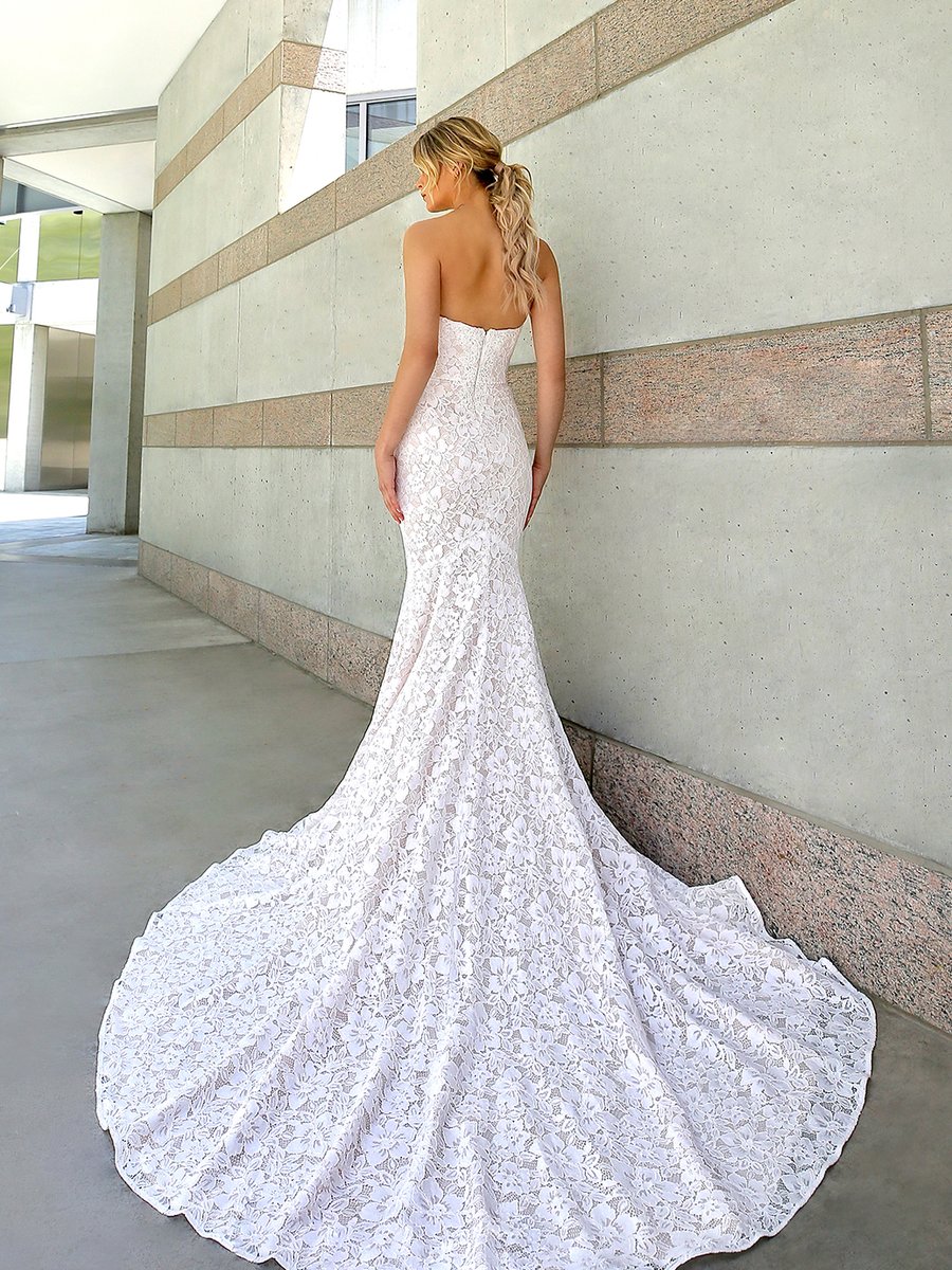 Steal the limelight in the beautiful BT20-16 gown 😘😘

bit.ly/BeautifulBT20-…