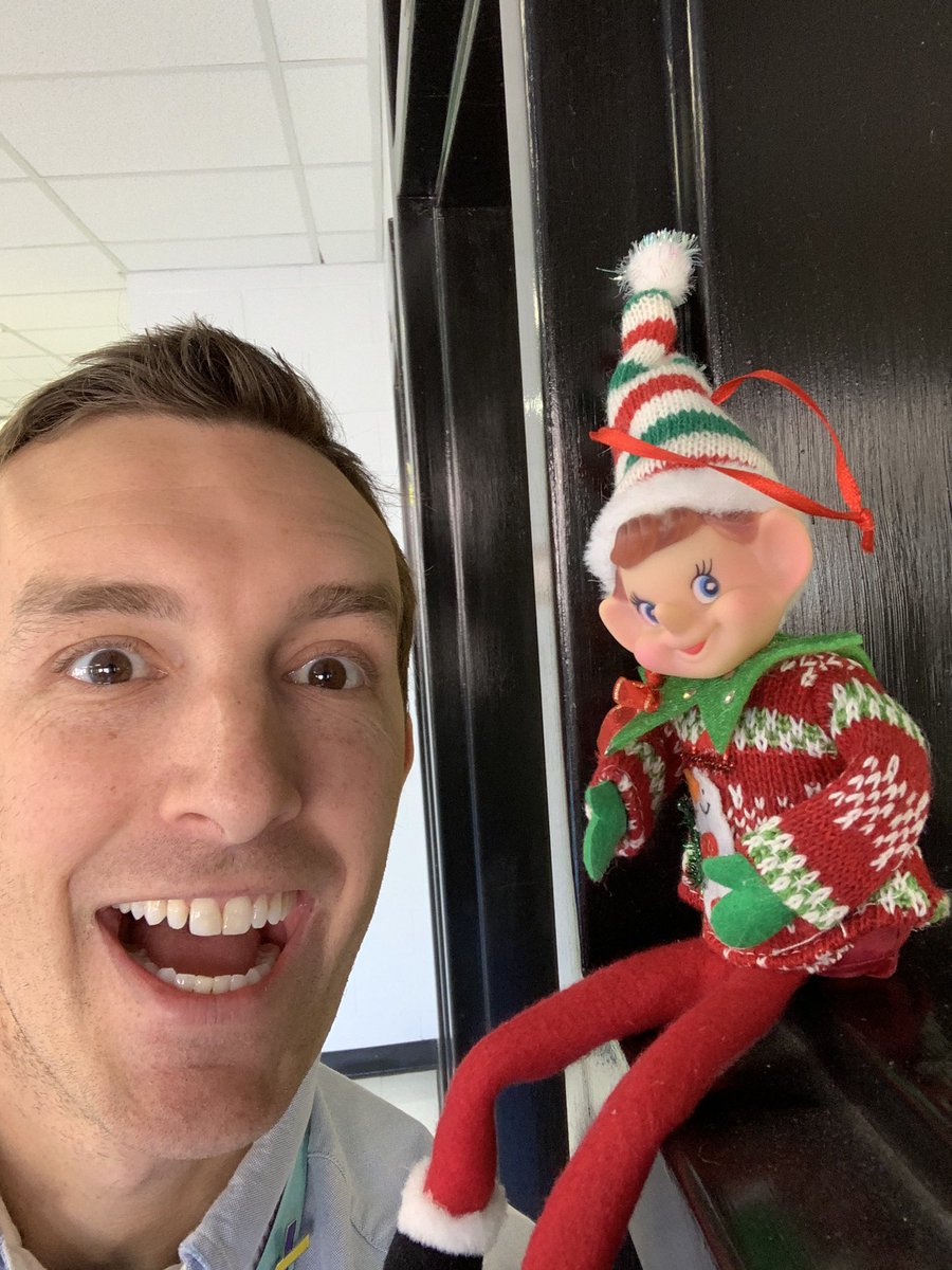 Selfie with an Elfie! <a href="/DolvinES/">Dolvin ES</a> #DolvINcredible