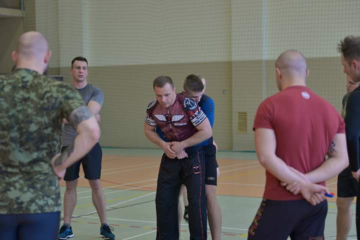 PWojownik's tweet photo. 2. dzień #ProjektWojownik stał pod znakiem kickboxingu i Krav Maga. Był pot, było zmęczenie ale tez zadowolenie z dobrze przepracowanych godzin na dwudniowych zajęciach. Weterani i instruktorzy sportów walki @WojskoPolskie znowu pokazali, że #WalkęMamyWeKrwi. @Zelazna_Dywizja https://t.co/QlWCGNiBqp