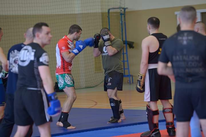 PWojownik's tweet photo. 2. dzień #ProjektWojownik stał pod znakiem kickboxingu i Krav Maga. Był pot, było zmęczenie ale tez zadowolenie z dobrze przepracowanych godzin na dwudniowych zajęciach. Weterani i instruktorzy sportów walki @WojskoPolskie znowu pokazali, że #WalkęMamyWeKrwi. @Zelazna_Dywizja https://t.co/QlWCGNiBqp