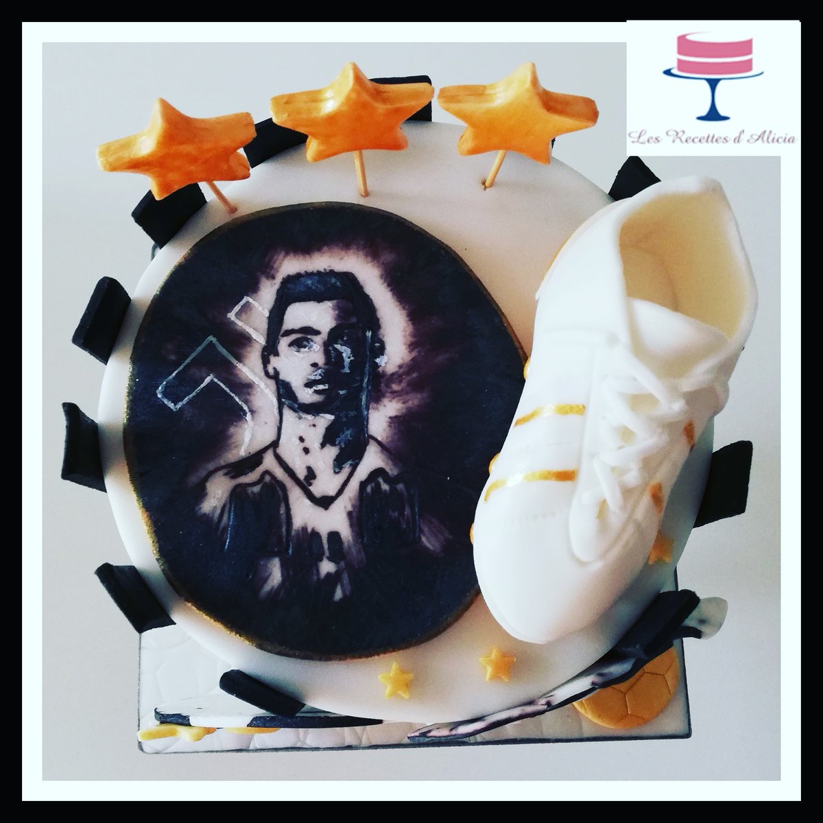 RecettesD's tweet photo. Gâteau sur le thème de la Juventus⚽
Génoise vanille. Ganache intérieur choco au lait et Nutella, ganache ext chocolat blanc vanille.
#juventus #juventuscake #footcake #footballcake #equipe #foot #fan #joueur #cakedesign #gateau#sugarart #pateasucre #nutella #chocolat #chocolate https://t.co/TW9JdZJrAw