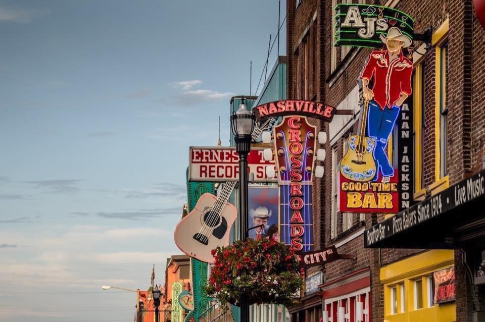 Arrow_Travel's tweet photo. Nashville City Break 🎤🌟

Only £599 ‼️

🛫 20th February x 4 nights

🇺🇸 Return flights from Dublin to Nashville
🇺🇸 Millennium Maxwell House - Room Only
🇺🇸 23kgs checked in luggage per person

#BookNow👇 full payment
☎️ 02890 628536 https://t.co/VJYj9W85Kx