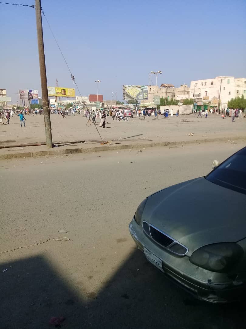 aliadam05005737's tweet photo. في بورتسودان اللجنة الامنية من سدنه النظام البائد تغض الطرف عن التفلتات الْيَوْمَ تجددت الأحداث مرة اخرى إصابات بالغه لمواطنين عزل في وسط سوق المدينة وهلع ورعب يجتاح الامنيين واللجنة الامنية متواطئة وتريد للاقتتال ان يستمر يجب تقديمهم للعدالة الفورية  #تحديات_الفترة_الانتقالية https://t.co/5Jv2tHDE5v