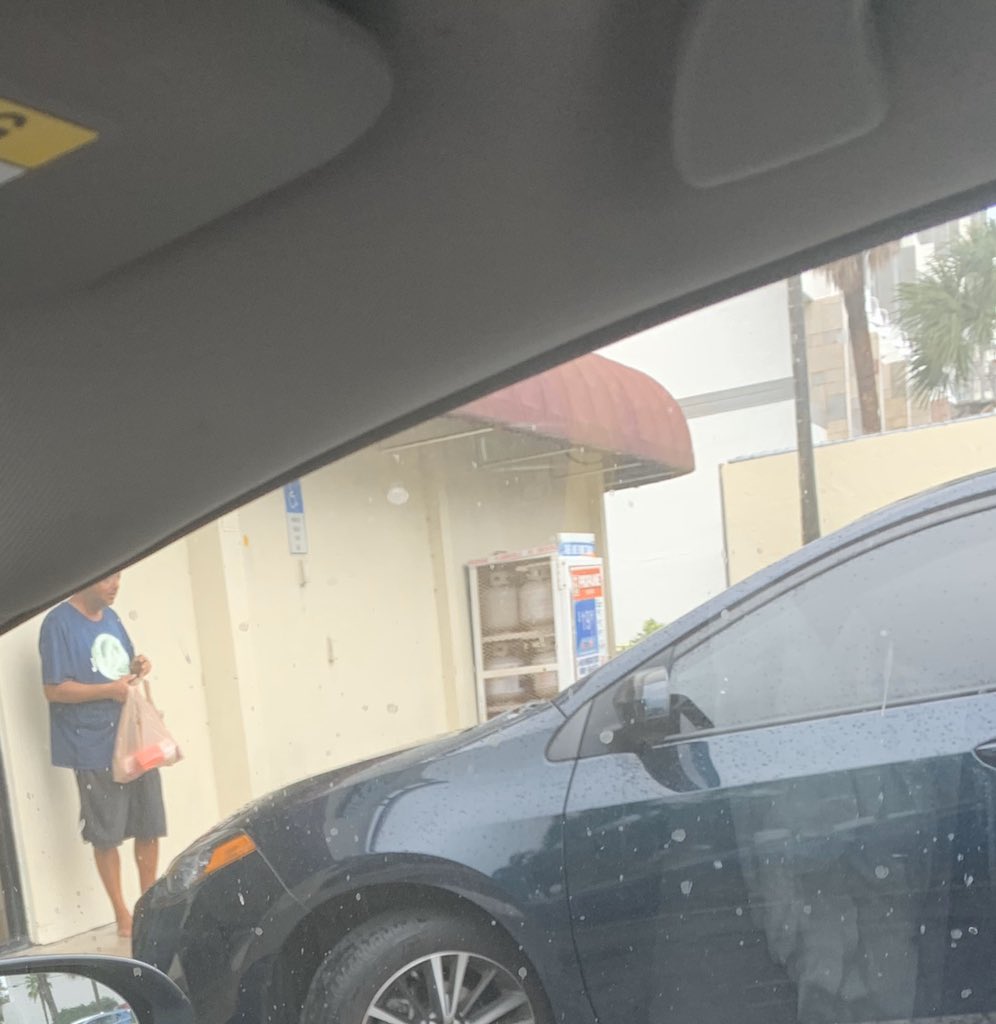 Montejp231's tweet photo. Just bought this guy 2 hot dogs. He was so happy he started crying #BeKond https://t.co/I4P4HsOVSt