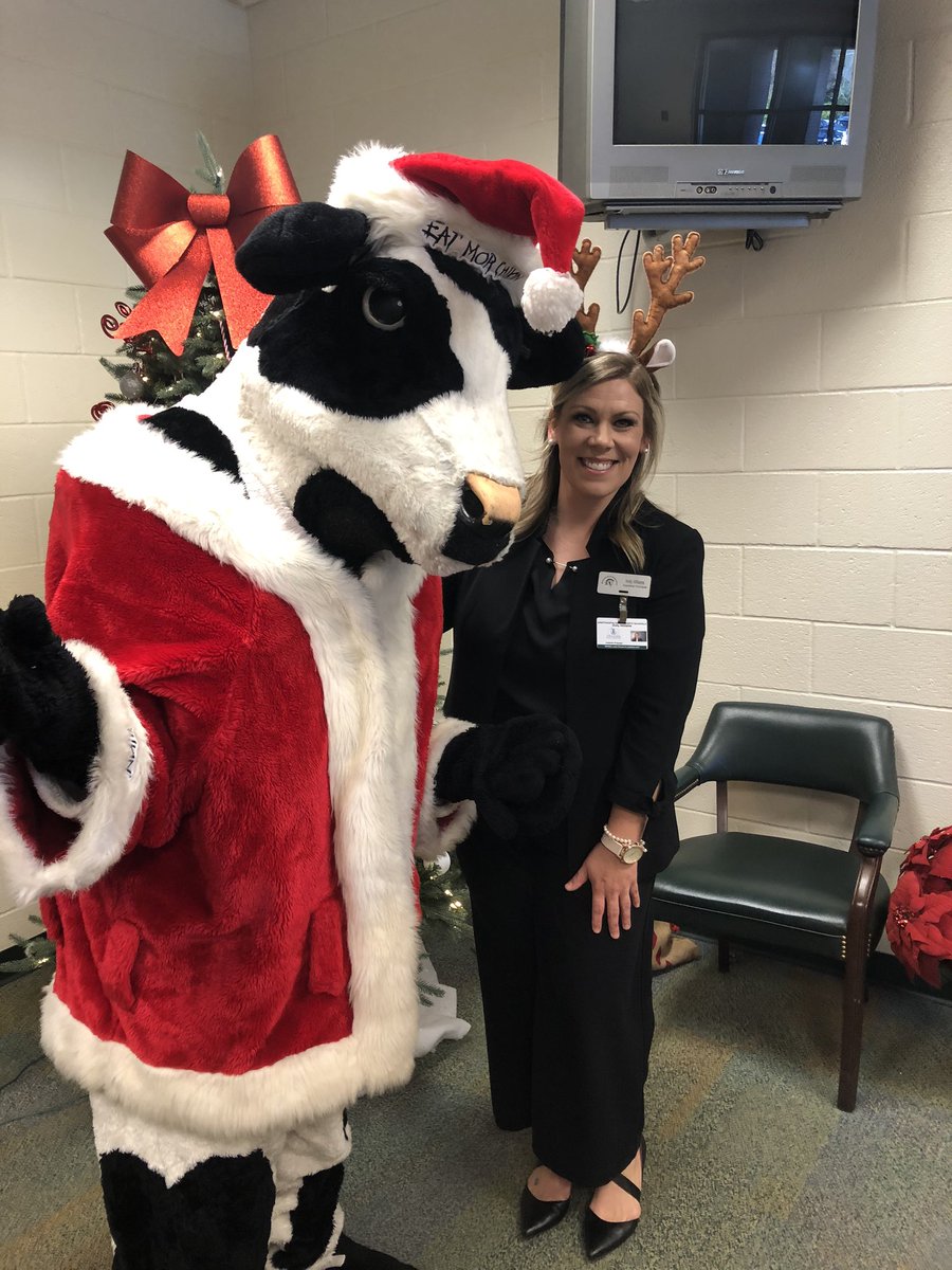 hwilliams_TRE's tweet photo. Look who’s stopped by @mremustangs to spread some holiday cheer to our students and staff!!! #BeMRE #GSCSStepRightUp #chickfilacow @mc_garvin @ChickfilA https://t.co/i70xagRRbW