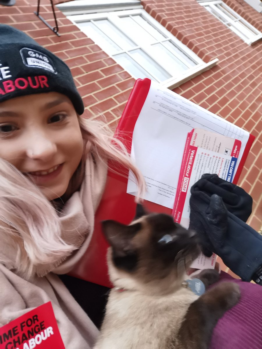 JessicaLBarnard's tweet image. This absolute legend helped me leaflet pretty much the whole of little Plumstead ♥️