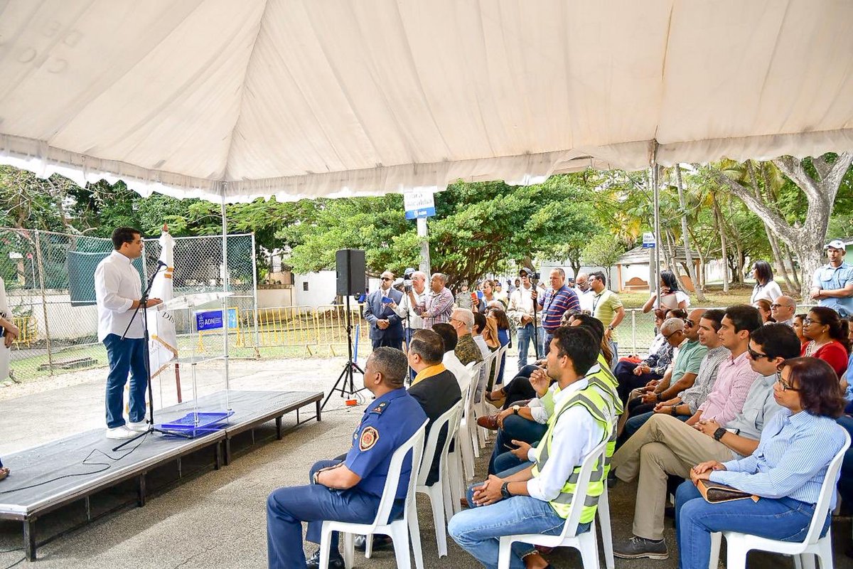 #HoyEnSD El alcalde @davidcolladom dejó iniciada la primera etapa de remozamiento del Parque Las Praderas, que llevaba más de 20 años abandonado. Los trabajos incluirán la reparación del gazebo principal del parque, reconstrucción de las canchas de tenis, baloncesto y voleibol.