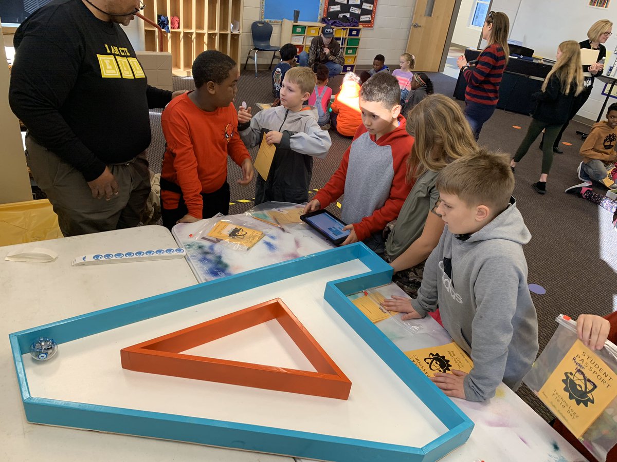 MattWeston13's tweet photo. Sphero station - students learn to drive and program bots in various challenges. #pgtechday https://t.co/4oSlouKT7R