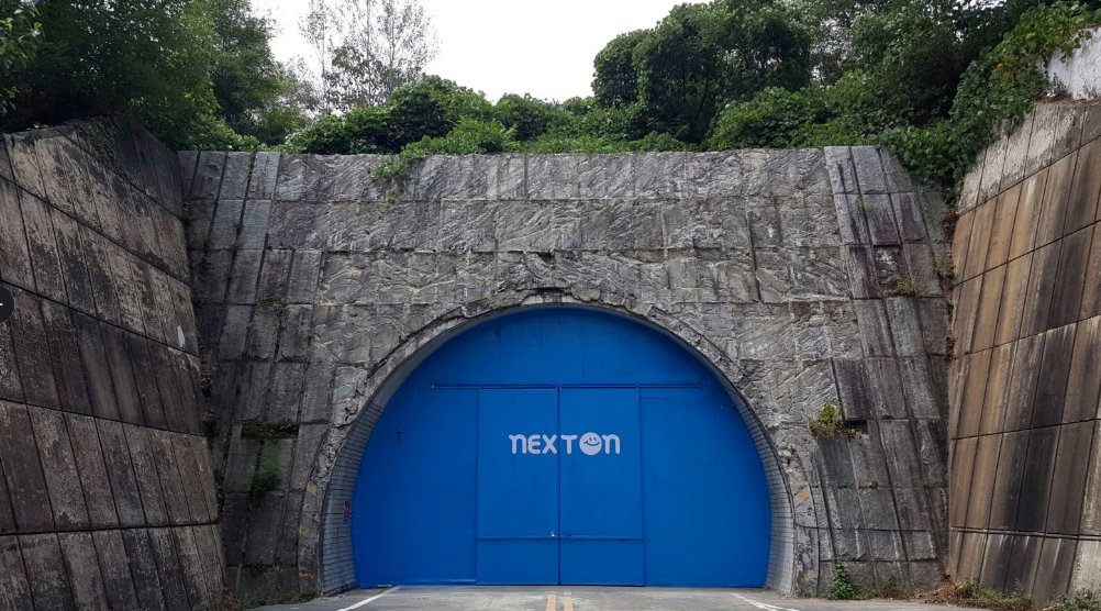Food can be grown anywhere with #indoorfarming. NextOn, a startup in South Korea, has set up a high-tech farm in a closed down tunnel allowing this local grower to deal with unpredictable weather, decreasing farmland and limited access to Ag workers.

bit.ly/2RAgfq3