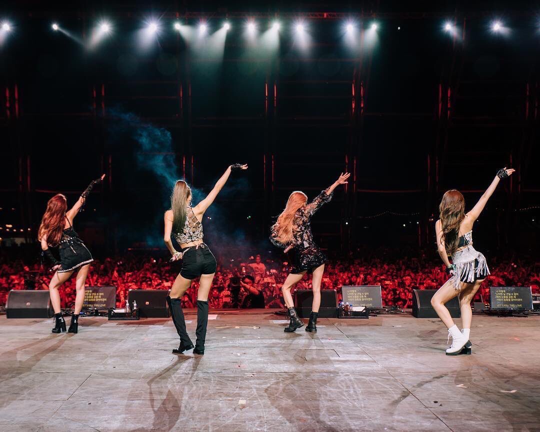 chartsblackpink's tweet photo. .@ygofficialblink is now the female group from 3rd generation that has sold the most downloads in b-sides on Gaon. 🥂

#1 BLACKPINK ��� +2.5M
#2 Red Velvet – +2.3M https://t.co/vviCnwNWc2