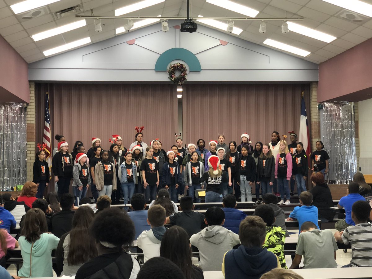 NatalieHiler's tweet photo. 6th Grade Choir ringing in holidays at Dorsey Elementary #coylechoir #gisdarts #choosegisd #tmea100 #falalal https://t.co/PwDEJ1NbAl