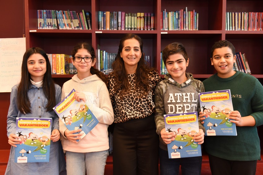 De kerstvakantie staat voor de deur! Wethouder  <a href="/songulmutluer/">Songul Mutluer</a>  overhandigde vandaag een Zaans vakantieboek aan groepen 6, 7 en 8 van meerdere scholen in Poelenburg en Peldersveld. Het idee kwam van kinderen zelf! Lees hier waarom ze dit bedachten → bit.ly/2RKwAZb