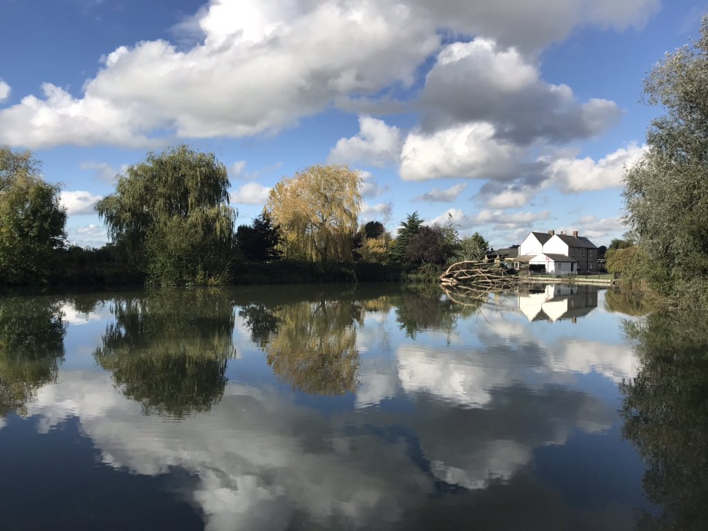 TheWessexRose's tweet photo. What a dreary day it is today, thinking wistfully about bright sunny days earlier in the year! #ThrowbackThursday #kennetandavoncanal #teflections #caenhill #rowde @CRTBoating https://t.co/eMDN13nmri