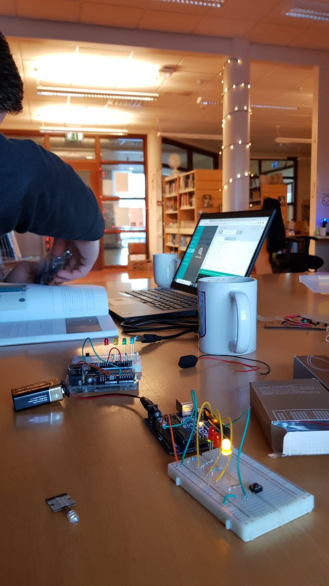 einarmeme's tweet photo. Arduino fikt #menntaspjall #utis2019 #makerspace #skopunarver @smarith https://t.co/ZFcrjUN2Cc
