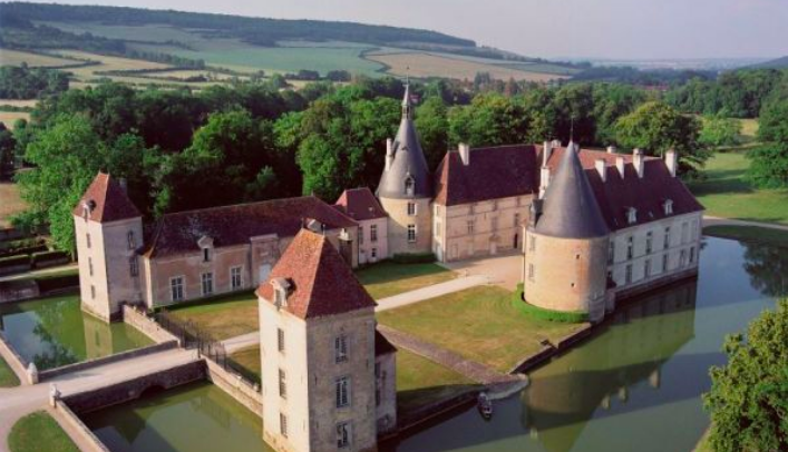 BeyondCruises's tweet photo. @BeyondCruises takes its passengers on a historic barge, converted to a floating country inn, to the moat-encircled Château de Commarin for a private demonstration of the medieval sport of falconry #BeyondTheOrdinary #BeyondCruises #FalconryExperience https://t.co/OmeQPYqG4b